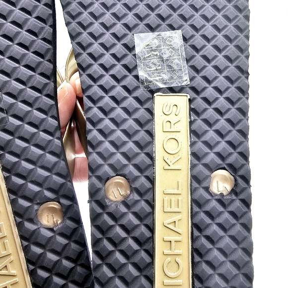 Michael Kors Jet Set Signature Flip Flops Gold Logo NWOT Women's size 11 - Picture 10 of 11
